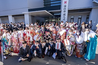 写真：会場に集まる新成人