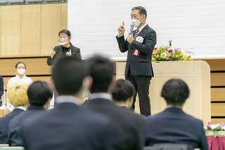 写真：代表挨拶をする井崎市長