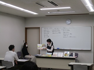 令和4年4月24日、森の図書館で教養講座「絵本で子育て コミュニケーションのヒント」が開催されました