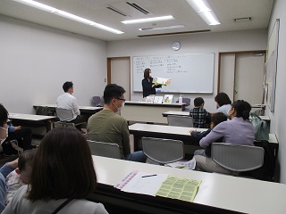 令和4年4月24日、森の図書館で教養講座「絵本で子育て コミュニケーションのヒント」が開催されました