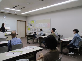 令和4年4月24日、森の図書館で教養講座「絵本で子育て コミュニケーションのヒント」が開催されました