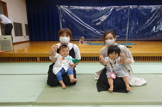 誕生月を迎えたお子さんと保護者