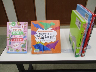 令和4年5月15日、森の図書館でこども創作教室「センサリートイをつくってあそぼう！」が開催されました。