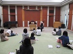 令和4年5月22日、森の図書館でバリアフリーおはなし会「見て聴いて楽しもう! 手話のついたスペシャルおはなし会」が開催されました。