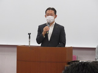 井崎市長の談話の様子