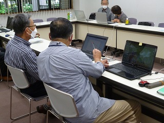令和4年6月9日・10日、森の図書館で「パソコン初心者のためのマンツーマンによる教室」が開催されました。