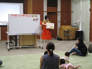 令和4年6月2日、森の図書館で「赤ちゃんと一緒にベビーサイン」が開催されました。