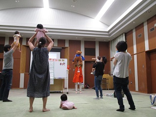 令和4年6月2日、森の図書館で「赤ちゃんと一緒にベビーサイン」が開催されました。