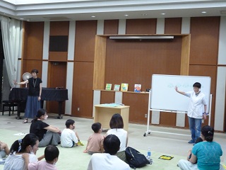 令和4年6月26日、森の図書館で「よみきかせ えいご絵本ライブ！」が開催されました。