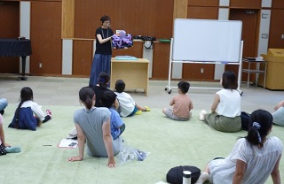 令和4年6月26日、森の図書館で「よみきかせ えいご絵本ライブ！」が開催されました。