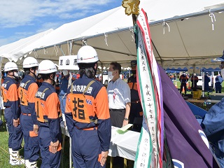 井崎市長から激励を受ける出場団員