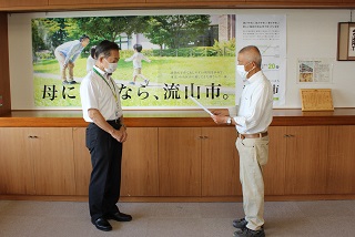 答申書を読み上げる新保会長