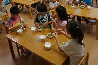 枝豆を食べる様子