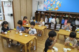 とうもろこしを食べる様子