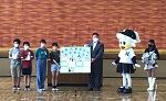 子どもたちから木谷さんへお礼の作品贈呈