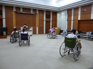 令和4年7月21日、森の図書館で福祉体験学習「高齢者や障害者の擬似体験」が開催されました。