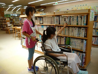 令和4年7月21日、森の図書館で福祉体験学習「高齢者や障害者の擬似体験」が開催されました。
