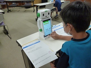 令和4年8月1日・2日、森の図書館で「ロボットプログラミングワークショップ「こくり」を動かしてみよう！」が開催されました。