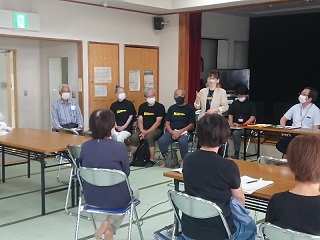 ろう者の生活について講義する小野寺さん