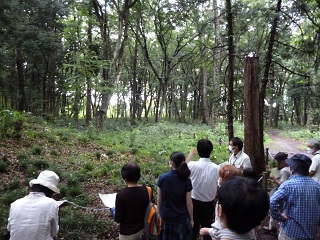 令和4年8月20日、8月28日に森の図書館で「夏休み古墳探検  東深井古墳群を探検してみよう」が開催されました。