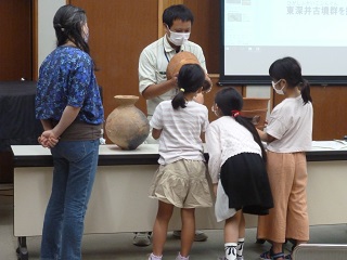令和4年8月20日、8月28日に森の図書館で「夏休み古墳探検  東深井古墳群を探検してみよう」が開催されました。