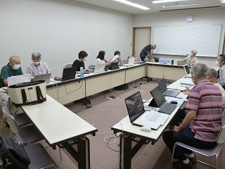 令和4年9月8日・9日、森の図書館で「パソコン初心者のためのマンツーマンによる教室」が開催されました。