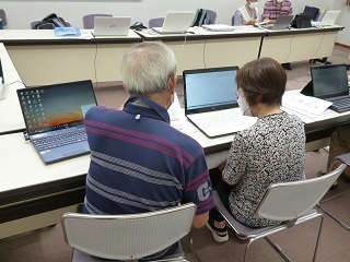 令和4年9月8日・9日、森の図書館で「パソコン初心者のためのマンツーマンによる教室」が開催されました。