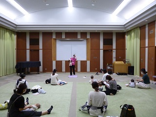 令和4年9月22日森の図書館で「赤ちゃんと一緒にベビーダンス」が開催されました。