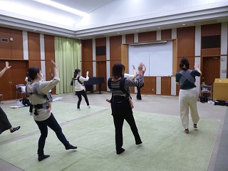 令和4年9月22日森の図書館で「赤ちゃんと一緒にベビーダンス」が開催されました。