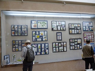令和4年10月14日まで、森の図書館ギャラリーガラス展示ケースで「絵てがみ「十人十色」展」が開催されています。