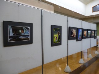 令和4年10月15日まで、森の図書館展示ギャラリーで「美美（みよし）手毬会と黒沢英雄写真展」が開催されています。