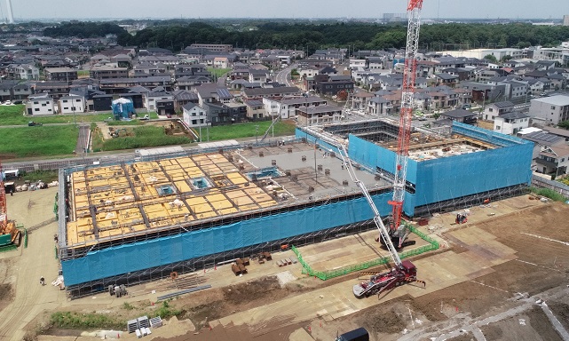 上空からの写真　右手が体育館棟、左手が教室棟