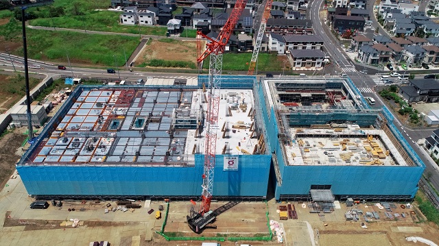 上空からの写真　右手が体育館棟、左手が教室棟