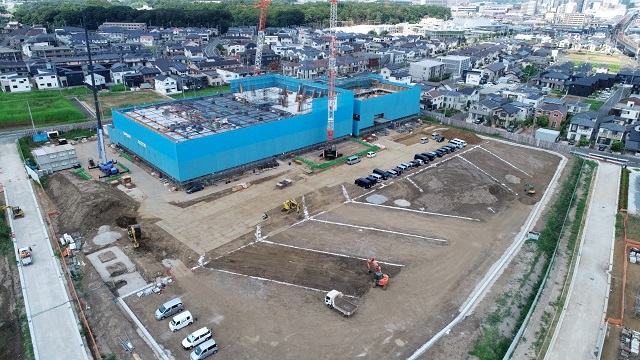 上空からの写真　右手が体育館棟、左手が教室棟、手前はグラウンド（校庭）です