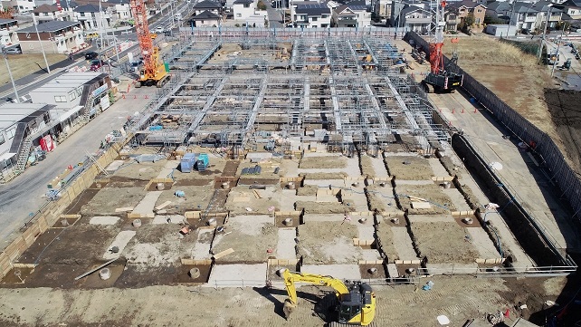 上空からの写真　奥が体育館棟、手前が教室棟