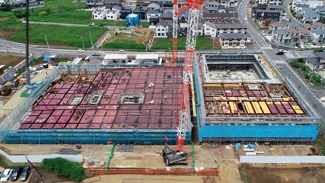 上空からの写真　右手が体育館棟、左手が教室棟