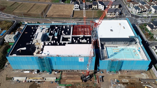 上空からの写真　右手が体育館棟、左手が教室棟で防水工事やプール工事を行っています