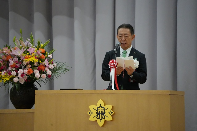 祝辞を述べる井崎市長の写真