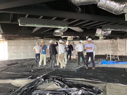 工事進捗の写真（D棟の階段教室になる天井部分の施工状況を確認しています）