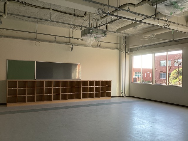 工事進捗の写真（C棟教室の様子　ロッカー、黒板が設置されました）