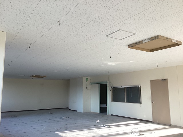 工事進捗の写真（D棟2階特別教室の様子　天井仕上げ）