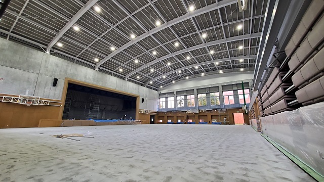 工事進捗の写真（第2体育館改修工事の様子　床の張替えや空調を設置しています）