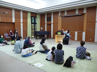 令和4年10月23日、森の図書館で「バリアフリーおはなし会　見て聴いて楽しもう! 手話のついたスペシャルおはなし会」が開催されました。