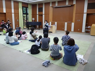 令和4年10月23日、森の図書館で「バリアフリーおはなし会　見て聴いて楽しもう! 手話のついたスペシャルおはなし会」が開催されました。