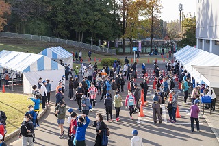 多くの人が集まる会場の様子