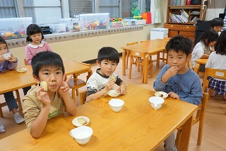 さつまいもを食べる子どもたち