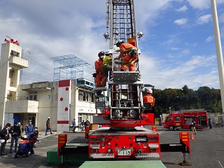 最大40メートルまで伸びるはしご車の乗車体験