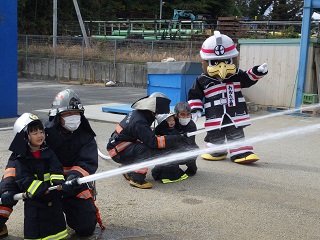 子ども用防火服を着装しての放水訓練