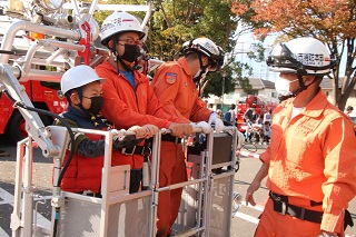 はしご車に乗る成嶋さんご家族