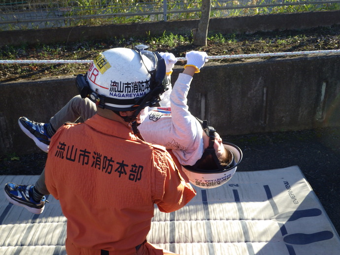 ロープ渡過体験をする子ども